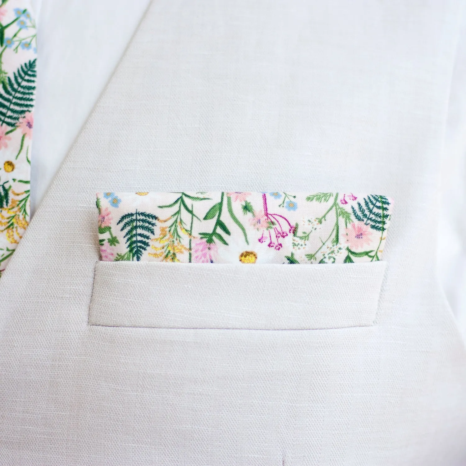 Boy's Necktie / Wildflowers In Pink